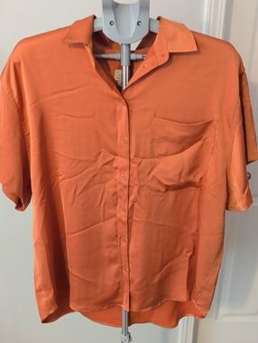 Women's Short-Sleeve Button-Up Shirt in Orange - Casual Pocket Shirt